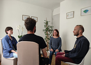 4 personnes assises pour séance de groupe